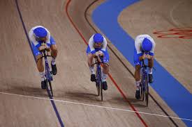 Incredibile italia che, oltre a conquistare la finale per l'oro, abbassa di oltre due secondi il primato mondiale di inseguimento a squadre in pista. U Oozubd Puutm