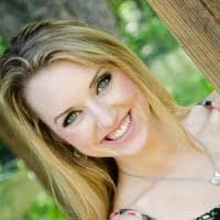 Amber Halverson's Instagram, Twitter & Facebook