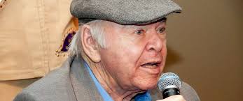 Roy Clark speaks at the American Banjo Museum