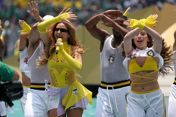 La espectacular aparición de Shakira en el Mundial deslumbró a millones, luciendo un atuendo que homenajeaba sus raíces., do AI tạo