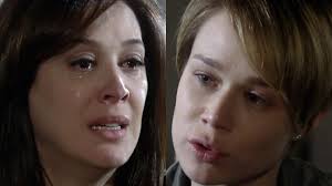 Lara se revolta e escorraça Donatela em 'A Favorita': 'Assassina'