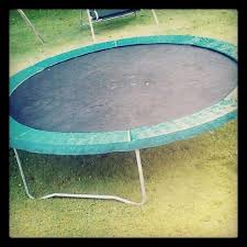 Et Voila Un Joli Trampoline Rond De Jardin En Version Instagram Outdoor Tables Outdoor Furniture Trampoline