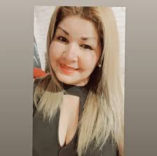 Este perro o perra está al costado de la capilla y guardería del barrio  Juan domingo Perón está lastimado. Le habrá seguido a alguien y quedó x ahí  si x favor alguien