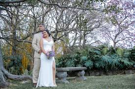 Sea o no en la playa, este tipo de enlace se caracteriza por prendas de colores claros y tejidos naturales, como el algodón, el lino o la seda. El Codigo De Vestimenta Soy La Novia