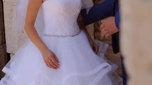 Hast du auch ein lustiches video? Brautjungfer Ist Weisse Hochzeitskleid Fur Die Schone Braut Vorbereitung Hochzeit Schnurung Stockvideo C Komamur Gmail Com 111397012