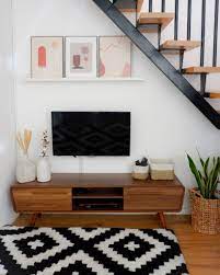 Selain itu, kamu juga bisa memanfaatkan ruang kosong dibawah tangga untuk satu ruangan. Desain Ruang Santai Nonton Tv Bawah Tangga Dengan Beanbag Keren Inspirasi Desain Rumah Terkini