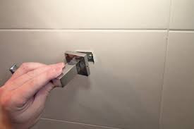 Sobald die fliese durchbohrt ist, sollte auf einen steinbohrer gewechselt werden, da die schneide des bohrers durch das mauerwerk sonst zu schnell stumpf wird. Locher In Fliesen Bohren Am Beispiel Eines Toilettenpapierhalters Anleitung Diybook At