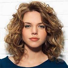Coupe cheveux epais garconne carre long degrade. Coupe Courte Bouclee Visage Rond Nos Meilleures Idees Pour Vous Inspirer Coiffure Cheveux Epais Coupe De Cheveux Coupe Cheveux Mi Long Boucles