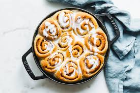 Kanelbullar i långpanna med krämig kanelfyllning, otroligt goda och enkla kanelbullar i långpanna. Kanelbullar Schwedische Zimtschnecken Mit Pumpkin Spice Eat This Foodblog Vegane Rezepte Stories