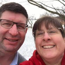 Man in black puffy jacket returns lost phone