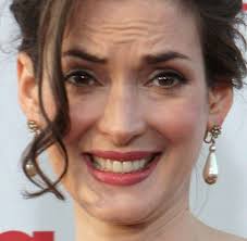 Winona ryder is a versatile actress who had won several awards and accolades for portraying a variety of roles over a wide genre of films that include comedy, horror, drama, and science fiction. Prominente Winona Ryder Muss Vom Flieger Ins Krankenhaus Welt