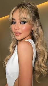 Julia Salisbury's Instagram, Twitter & Facebook