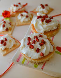 400 gr di ricotta, 2 uova, 100 gr di prosciutto cotto in una sola fetta, 100 gr di parmigiano reggiano grattugiato, 30 gr di burro, sale e pepe. Crostini Con Ricotta Ai Formaggi E Melograno Cucina Che Ti Passa Antipasti Di Natale Ricette Antipasti