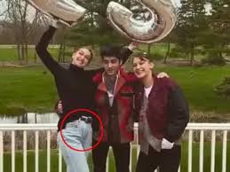 Gigi hadid's personal letter explaining her previous discrimination against asians was because she was coming to china for a show pic.twitter.com/xiuh3vkvqt. 5 Potret Baby Bump Gigi Hadid Yang Lagi Hamil Muda Netizen Udah Heboh Nanti Anaknya Secakep Apa Diadona Id