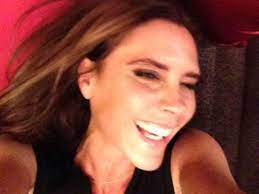 Victoria (47) trägt mode mit k(n)öpfchen. Victoria Beckham Kann Lachen David Postet Beweisfoto Auf Facebook Stars