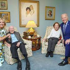 His 2008 presidential campaign never gained momentum, but democratic nominee barack obama selected him as his running mate, and. Joe Biden Bizarres Foto Vom Besuch Bei Jimmy Carter Panorama