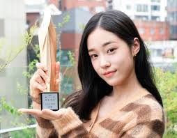 BAEKSANG AND BEYOND] Roh Yoon-Seo hits target with "Crash Course in  Romance"