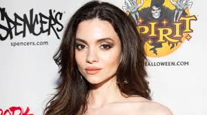 Gladiators Star Comet, aka Ella-Mae Rayner, in Two-Piece Workout Gear Says  "Train Legs With Me"