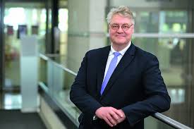 Liebe kunden (m/w/d), aufgrund der anhaltenden niedrigzinsphase passen auch wir uns den marktüblichen entwicklungen an. Interview Unsicherheit Ist Immer Schlecht Fur Die Borsen Augsburg B4b Schwaben