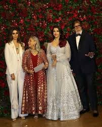 Aishwarya With Amitabh And Jaya Bachchan And Shweta Bachchan Nanda At Deepika Padukone And Ranveer Sin Deepika Padukone Style Bollywood Fashion Deepika Ranveer