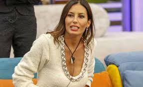 On day 85, elisabetta decided to walk from the game after deciding not to renew her contract after the show was extended. Elisabetta Gregoraci Svela Il Suo Sogno Voglio Condurre Un Programma Sportivo Areanapoli It