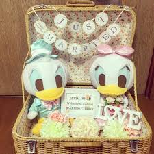 ダイソーのラブオブジェ 職場の後輩のプレ花嫁ちゃんが行ったダイソーで見つけ買ってきてくれやっと手に入りましたぁ ウェルカムトランク に色々飾りつけ 母の40年前のトランクがこんなに可愛いく wedding event planning wedding event planner tent wedding