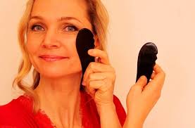 As the technique evolved, it was no longer just used for sunstroke. Gua Sha Im Gesicht Alles Uber Das Anti Falten Wunder Chi Statt Botox