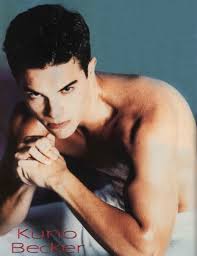 Kuno becker interpreta a cesar martinez, un joven que es hijo de (eric del castillo), un politico muy importante de mexico, y (elsa aguirre). Kuno
