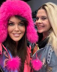 Backstage beim Fitting für meinen 1. Runway in New York🫶🤩 Das werden  meine Looks am Laufsteg sein, seht Ihr die Schuhe🤪???? Vielen Dank an die  mega Designerin @piabolte_official für meinen 1. Modeljob