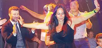 «η κόρη μου έκλαιγε όταν με είδε με. To Zeimpekiko Ths Gynaikas Toy Ploytarxoy Filathlos Gr To Egkyrotero A8lhtiko Blog