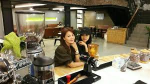 Sk على تويتر If Only Tzuyu S Mom Opened Her Cafe In Korea Onces Can Head To Jeongyeon Father S Restaurant To Eat Then Go Tzuyu Mom S Cafe To Chill Https T Co P3qpqvomwu