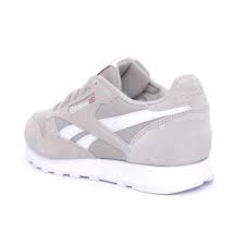 Reebok's classics shoes are born from sports straight out of the 80s and 90s—bold retro sneakers that remain legends on the basketball court, tennis court, track and trails. Classic Leather Homme Chaussures Beige Reebok
