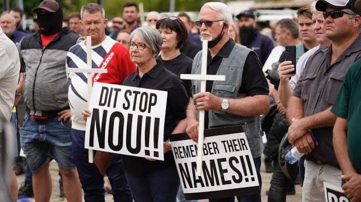South Africa white farmers condemned for storming Senekal courthouse - BBC News
