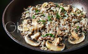 1) pulite 3 funghi porcini e affettateli non troppo sottili, affinché il loro sapore non si perda nel sugo. Calamari Ripieni Con Funghi Al Sugo Di Pomodoro Ghiottamente