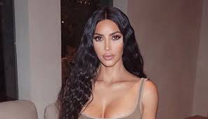 (with unexpected cameo from north) i'm using some of my kkw beauty essentials: Kim Kardashyan Prisoedinilas K Koronavirusnomu Chellendzhu