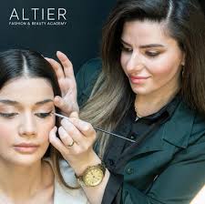 Feride Kömeçoğlu öğrencileri ve mezunları burada mı? Let's make some noise!  💯💣💥💥💫 #AltierAcademy #MakeSomeNoise @makeupferide.k