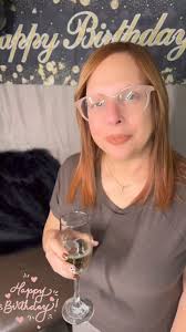 Happy Birthday lic .Wanda Alejandro que pases un feliz comienzo de este  nuevo año lleno de alegría y amor .Los 60 de nuestra amiga se celebran por  que ahora es que empieza a vivir . Te amo amiga ...