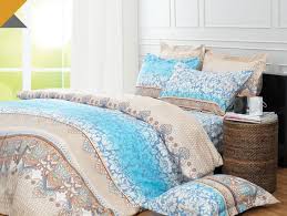 Setelah anda mengetahui berbagai hal tentang bed cover lengkap dengan cara perawatannya, maka perkenankan kami memberikan rekomendasi bed cover bagus dan berkualitas dari berbagai merek berikut ini: 8 Merk Bed Cover Terbaik Yang Bagus Adem Dipakai Harga