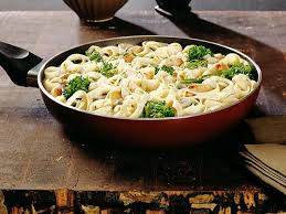 Pasta Mit Hahnchen Und Broccoli In Kase Sahne Sauce Rezept Rezept In 2020 Saucen Rezepte Kase Sahne Sauce Rezepte