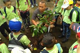 Berbagai fasilitas seperti bus safari, kereta mini, kolam berenang, danau buatan. Wisata Ayo Belajar Di Kebun Binatang Bandung Bareng Zoo Educator