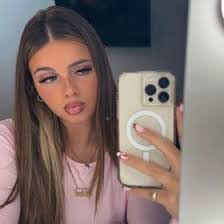 Jenna Moss's Instagram, Twitter & Facebook