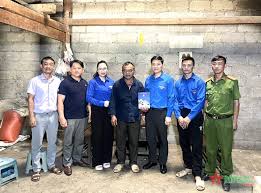 Tỉnh đoàn Hà Giang: Trao quà tặng các gia đình bị ảnh hưởng do mưa lũ