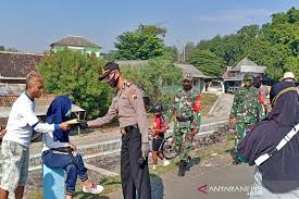 dapatkan penawaran telepon lihat rute. Petugas Covid 19 Sosialisasikan Protokol Kesehatan Ke Pengunjung Cengklik Antara Jateng
