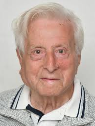 At Yad Vashem, six Holocaust survivors carry torch in memory of 6 million  lost