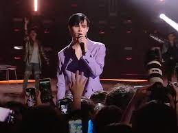 Vladislav ivanov, who competed under the stage name lelush, performs the russian rap song jackpot on a chinese reality tv show. Pusbieoed Xrhm