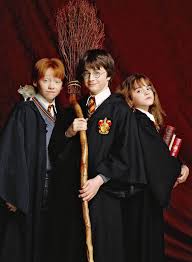 The film stars daniel radcliffe as harry potter, with rupert grint as ron weasley, and emma watson as hermione granger. The Trio In Harry Potter And The Sorcerer S Stone Harry Potter Cast Harry Potter Images Harry Potter Cosplay