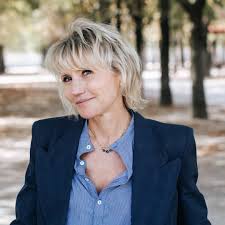 «une coupe réussie est le fruit d'un échange libre et ouvert avec un coiffeur qui nous écoute vraiment», déclare l'expert. Menopause Et Chute De Cheveux Mon Guide Naturel Le Blog De Natacha Dzikowski