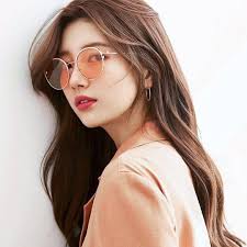 انطلقت دراما الجريمة والغموض المنتظرة "Nine Puzzle" بإصدار 6 حلقات دفعة  واحدة، وقدّمت بداية مشوّقة وغامضة تستحق المشاهدة القصة تدور حول يون إينا،  محللة جنائية كانت الشاهدة الوحيدة على مقتل عمّها قبل