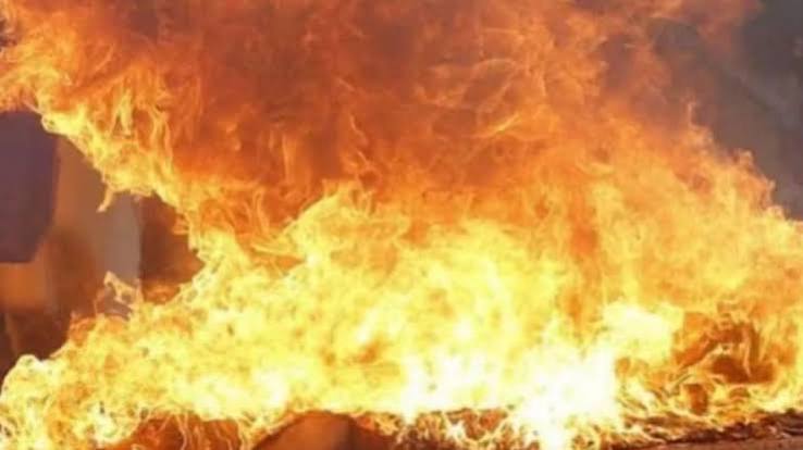 Fire in Kolkata Hotel - Kolkata Fire: খাস কলকাতার হোটেলে ভয়াবহ অগ্নিকাণ্ড, দমবন্ধ হয়ে মৃত্যু বেশ কয়েকজনের - Fire Breaks out at Kolkata Hotel many people dead abk - Aaj Tak Bangla