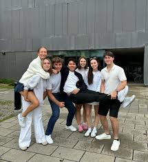 L'AGEB tient à souligner la magnifique performance de l'équipe de flag lors  de la première activité sportive de l'AGEB! 🏈🔥 Ligne de Offence Zoé Caron  Sophia Caron Florence Gignac Evelyne Desmarais Chloe